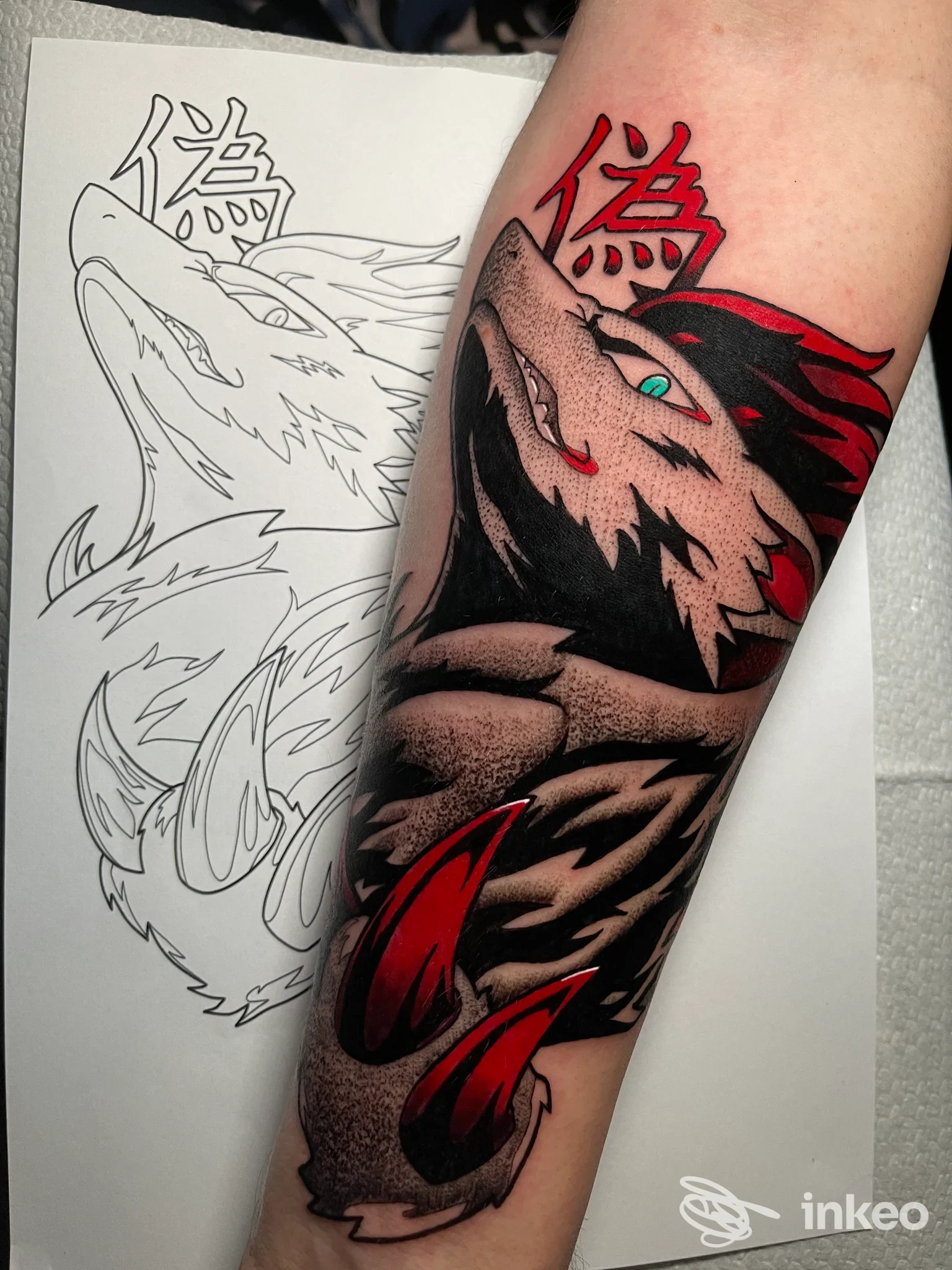 Tatuaggio colorato stilizzato di lupo sull'avambraccio, con bozza accanto — CRIMSON BLOOD tattoo studio, Roma.