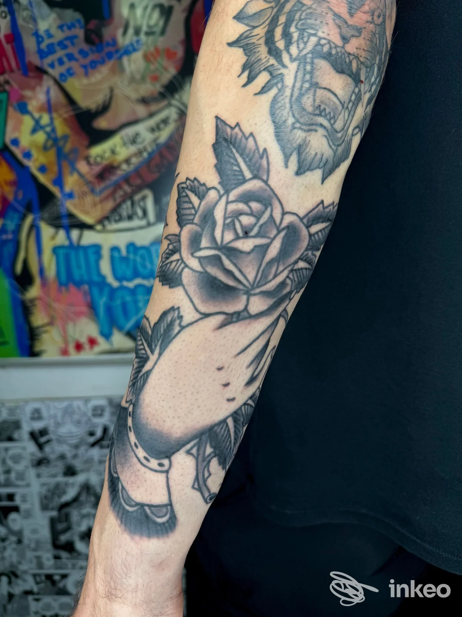 Avambraccio tatuato in bianco e nero con una rosa centrale e una testa di tigre, foto fornita da Carlos'ink tattoo shop, Cassino.