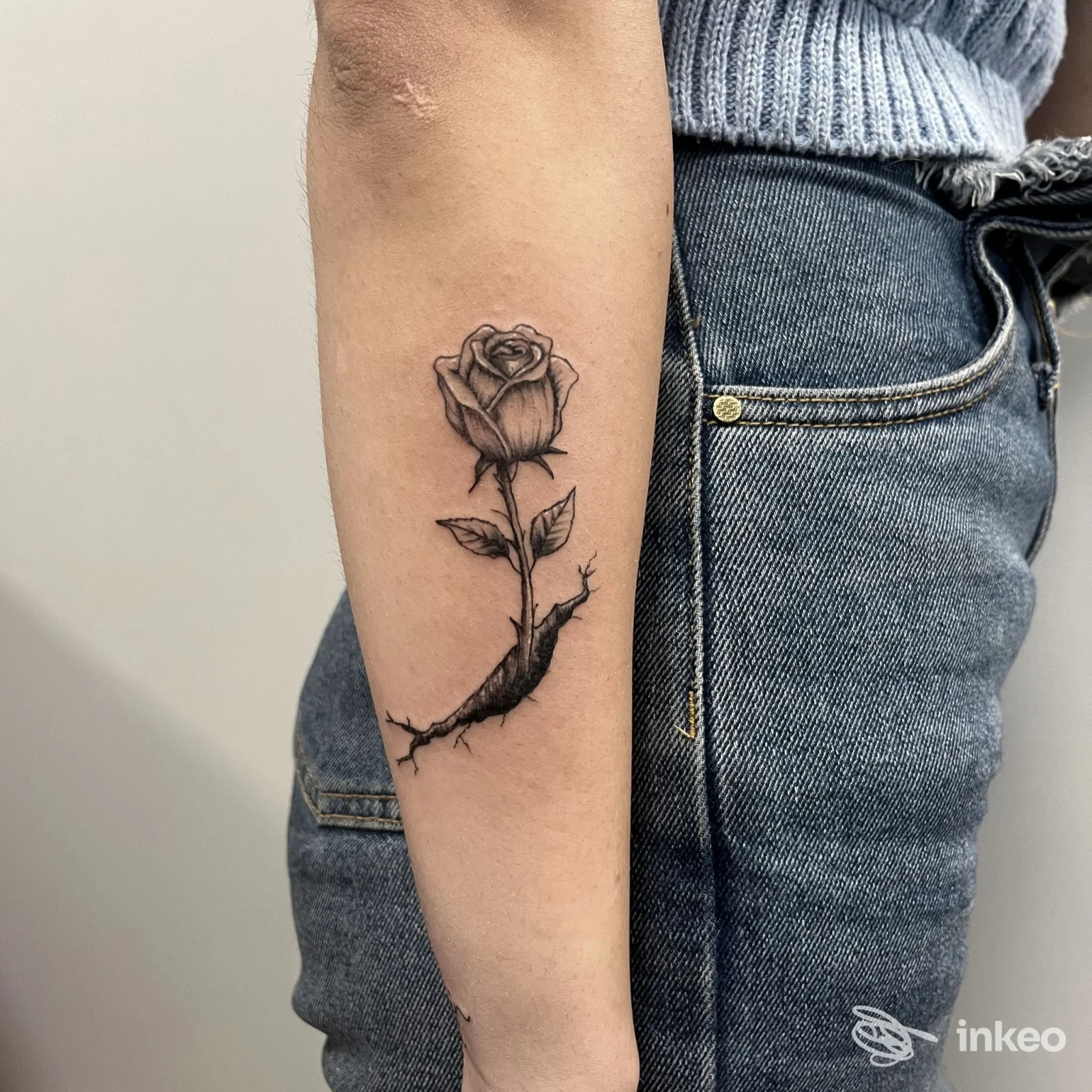 Tatuaggio di una rosa in bianco e nero sull'avambraccio, foto scattata allo studio Castle Tattoo - Tatuaggi Roma, Roma.
