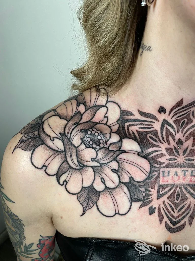 Tatuaggio floreale e ornamentale sul petto e spalla, foto Core Latino Tatuaggi, Roma.