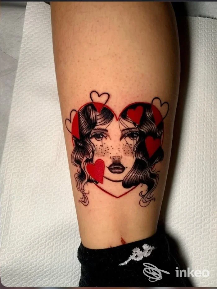 Tatuaggio su polpaccio con volto femminile stilizzato e cuori, Crazy Monkey Tattoo, Marino.