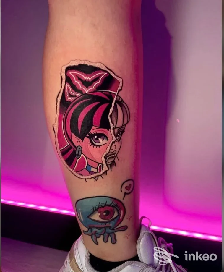 Tatuaggi colorati sul polpaccio: ritratto femminile rosa/nero e occhio stilizzato azzurro. Crazy Monkey Tattoo, Marino.