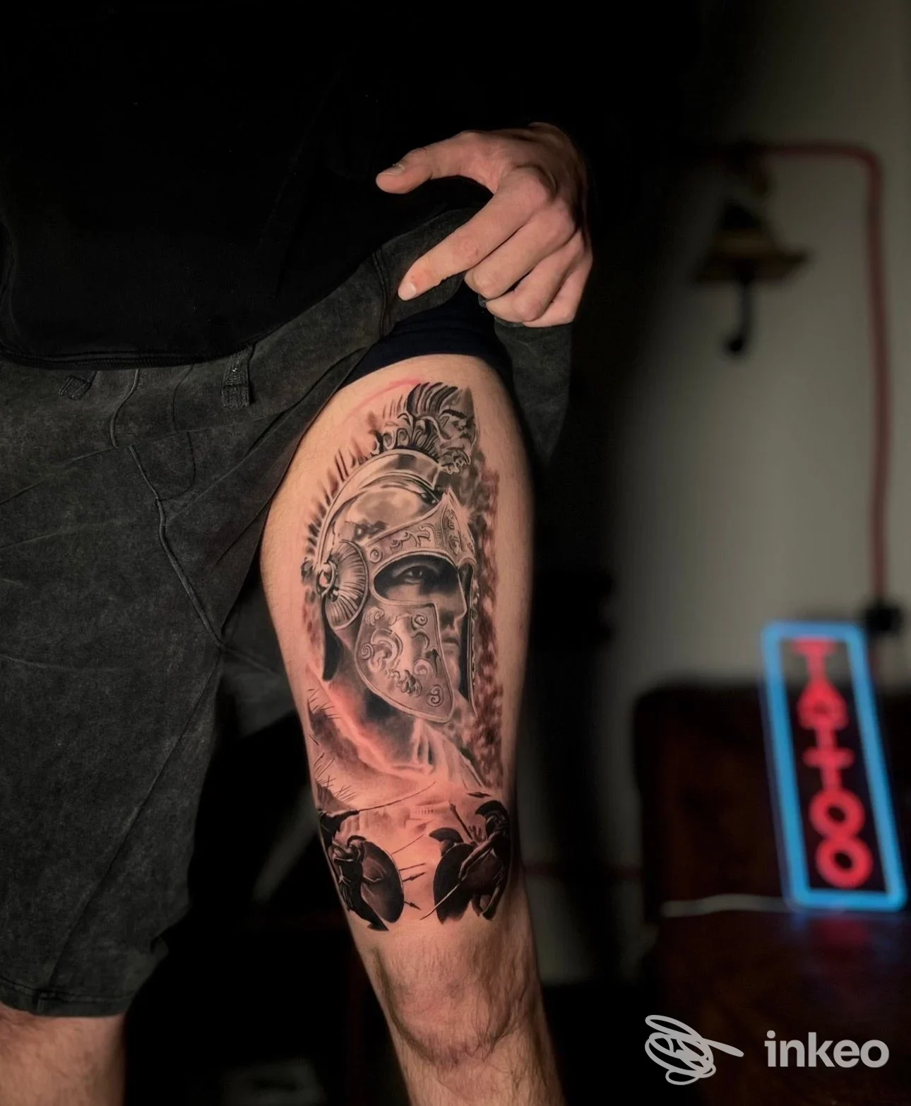 Tatuaggio realistico di elmo romano sulla coscia, fotografia dallo studio Crazy Monkey Tattoo a Marino.