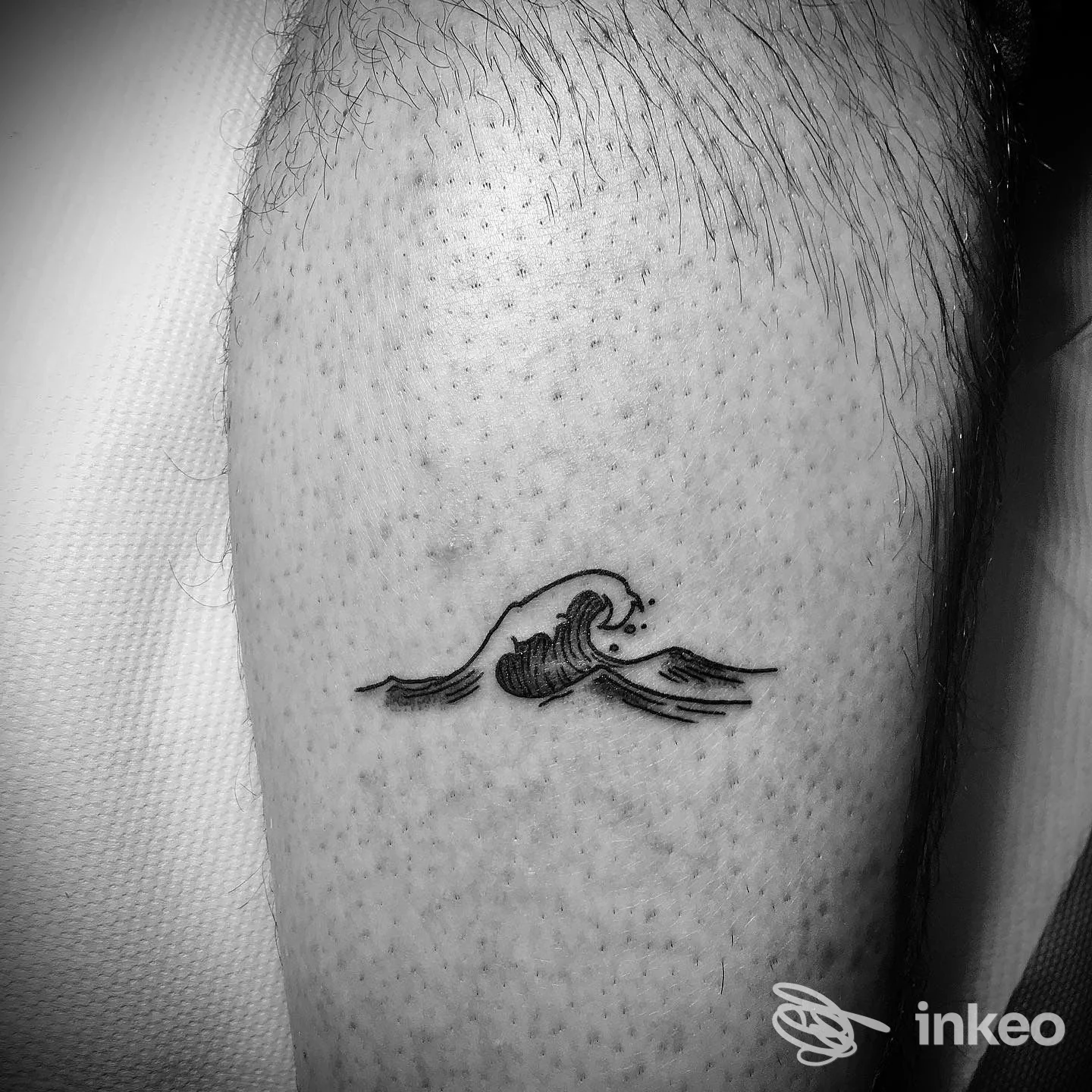 Piccolo tatuaggio a onda in nero sul polpaccio, lavoro eseguito da DQ Ink Tattoo a Cantalupo in Sabina.