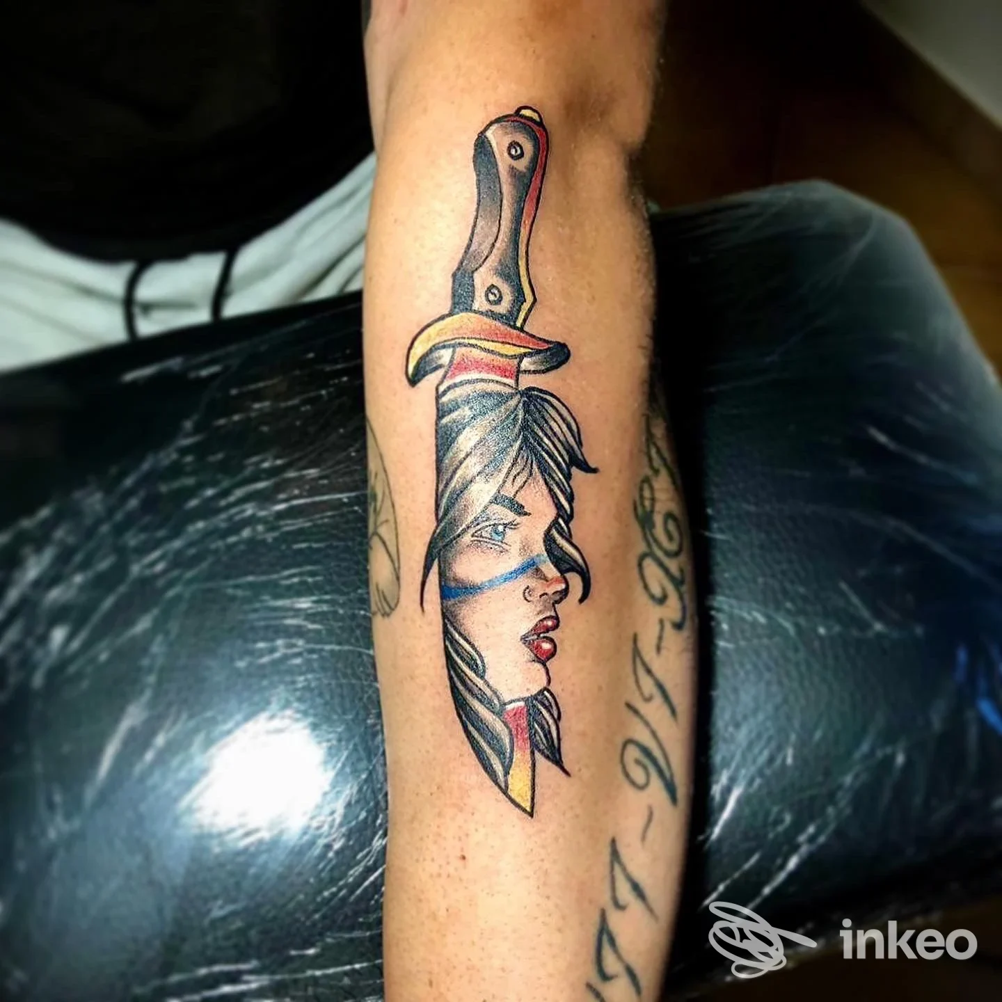 Tatuaggio su avambraccio: pugnale con profilo femminile, pubblicato da DQ Ink Tattoo a Cantalupo in Sabina.