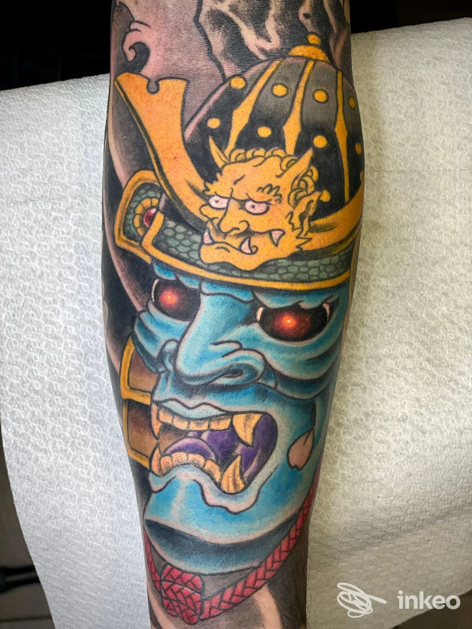 Tatuaggio colorato di una maschera demoniaca su avambraccio, foto fornita dallo studio DRAGON TATTOO a Roma.