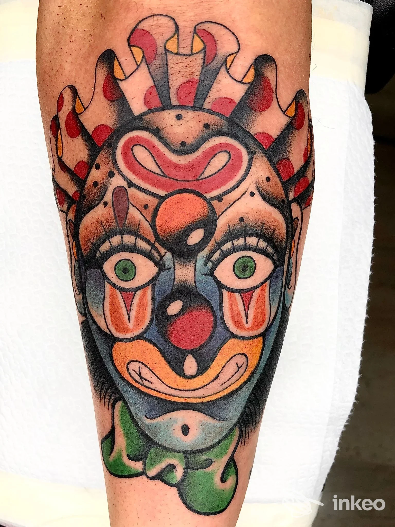 Tatuaggio colorato raffigurante un volto di clown stilizzato sull'avambraccio, opera fotografica realizzata da Dear John Tattoo a Velletri.