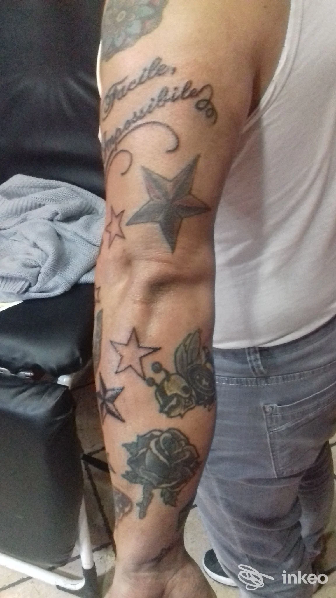 Avambraccio tatuato con stelle, rose e scritte, Devil's Mind Tattoo, Roma.