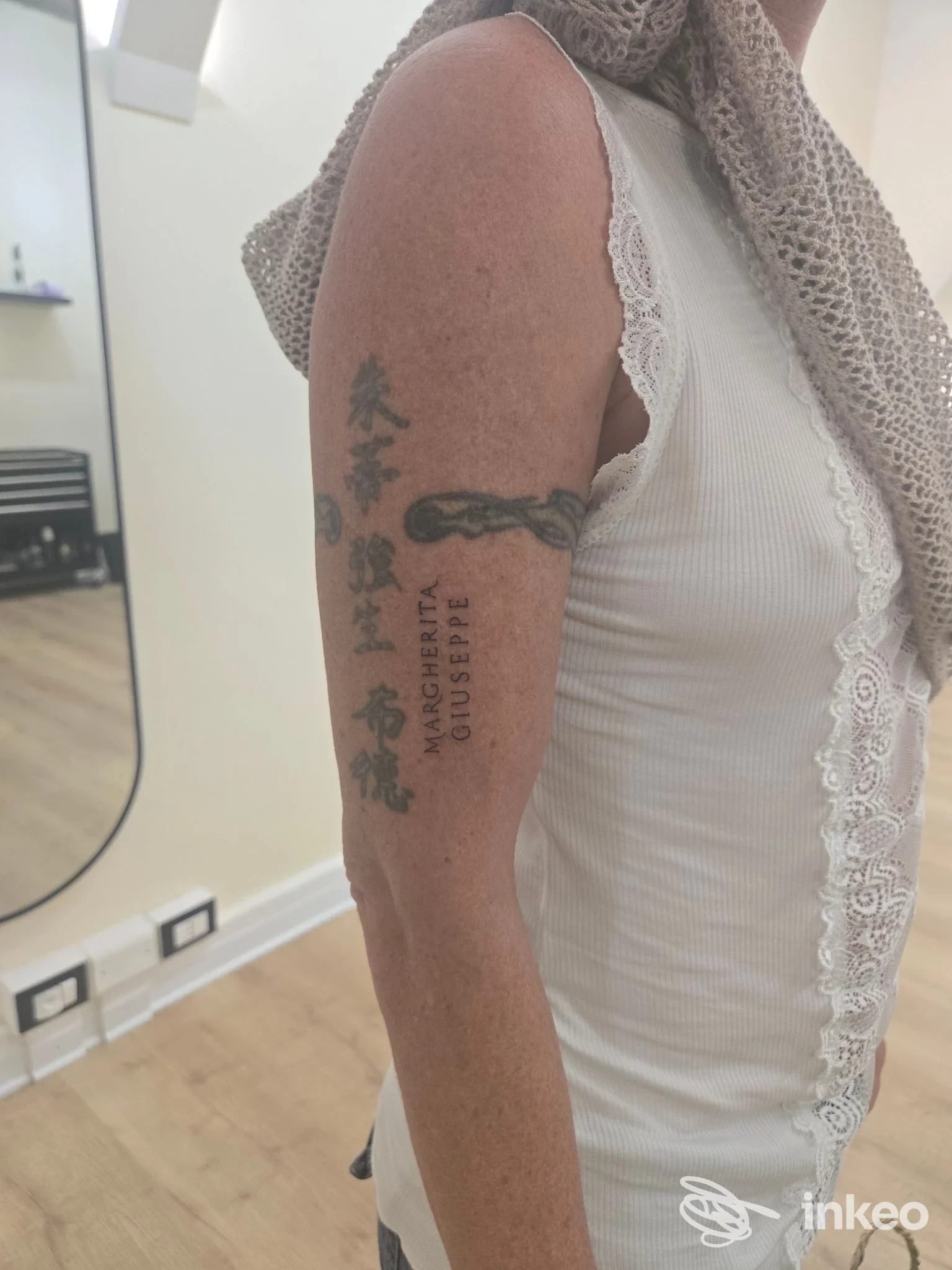 Braccio con tatuaggi neri fotografato in studio, immagine per Dolce Vita Tattoo Gallery, Roma.