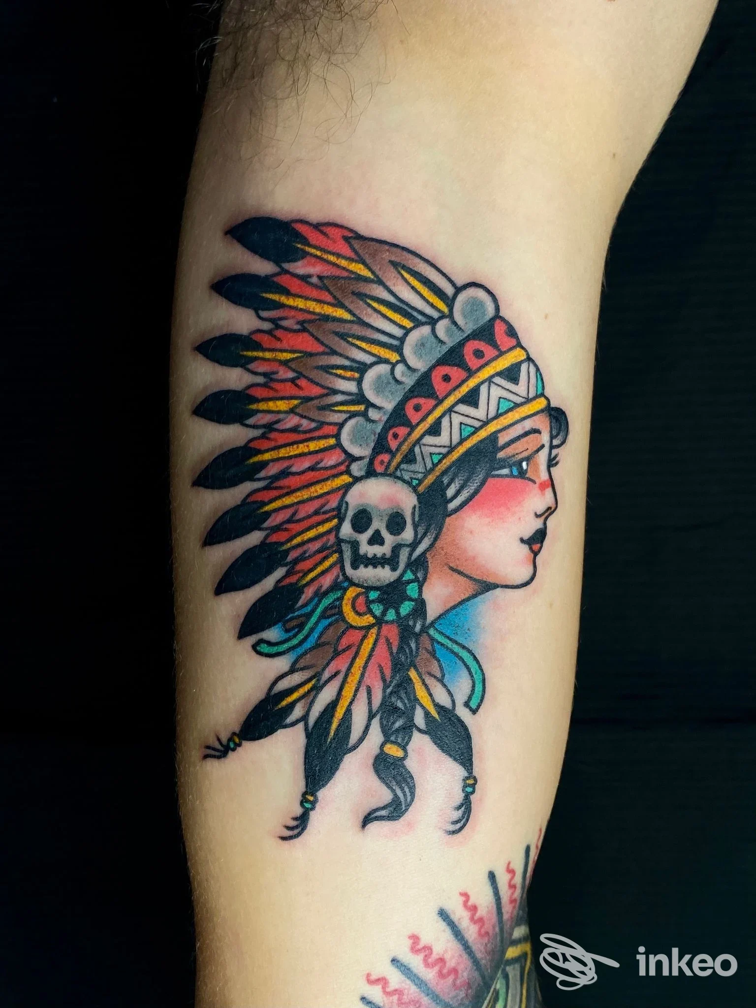 Tatuaggio tradizionale colorato di una testa con copricapo indiano su avambraccio, foto inviata da Clipper Tattoo Studio, Roma.