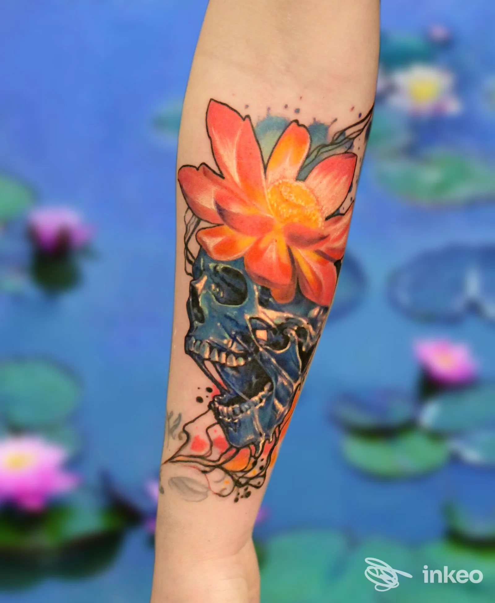 Tatuaggio su avambraccio con cranio blu e grande fiore arancione — Come Ink Tattoo, Villalba.