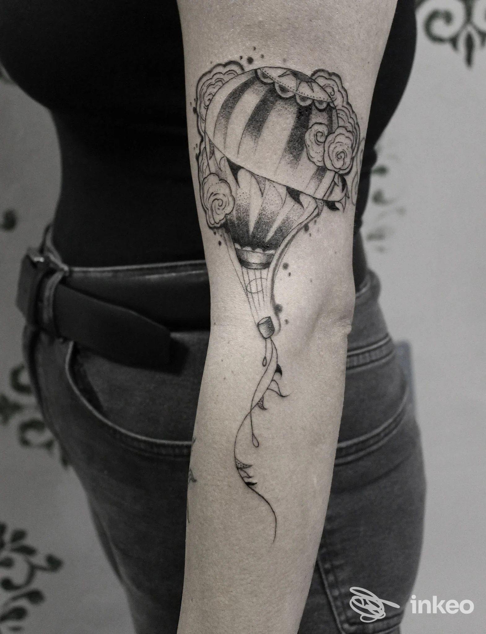 Foto di un tatuaggio mongolfiera in bianco e nero sul braccio di una persona, realizzato da Come Ink Tattoo di Loris a Villalba.