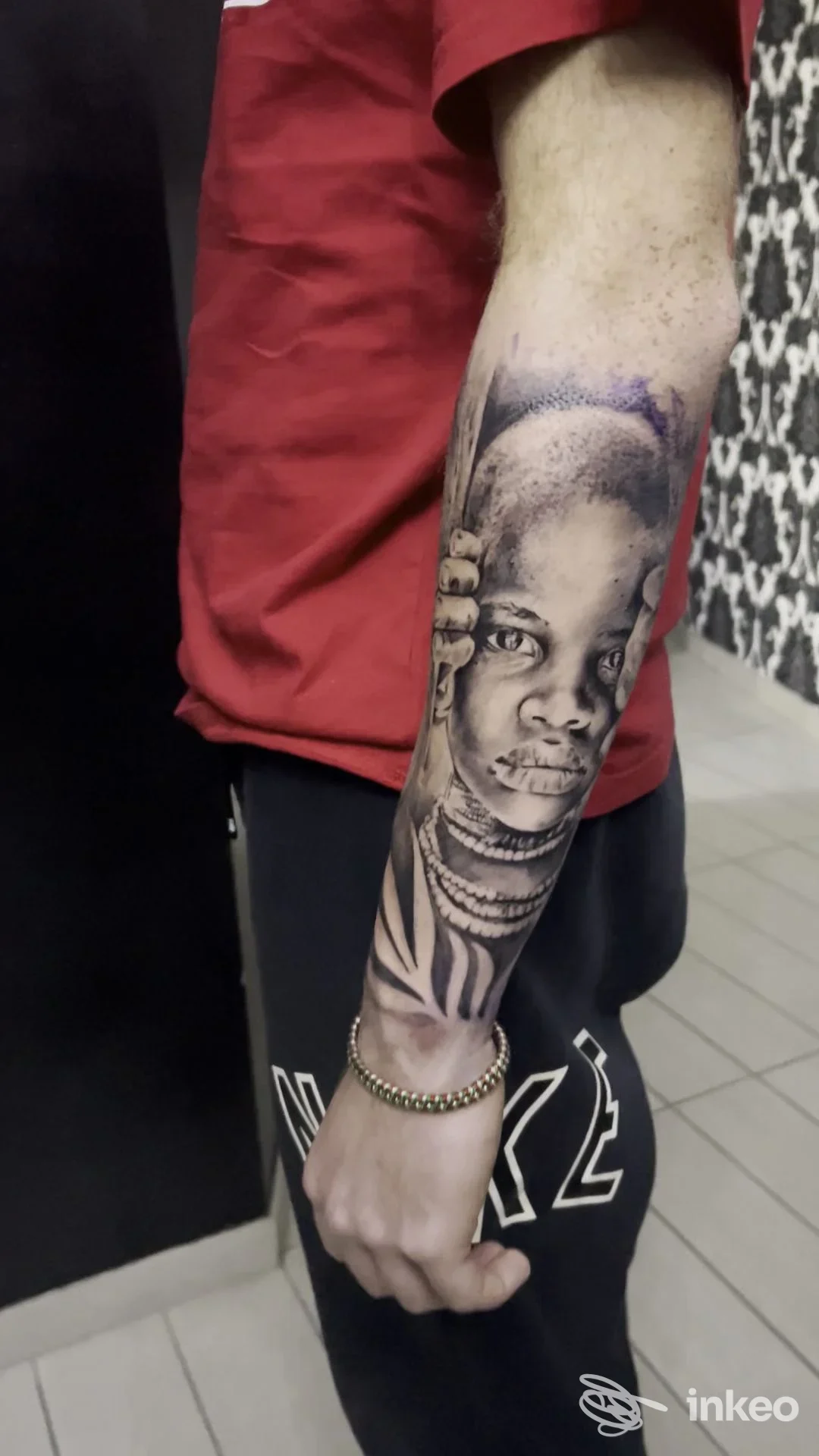 Tatuaggio realistico in bianco e nero sul avambraccio con volto di bambino, Diamond's Tattoo Studio, Alatri.