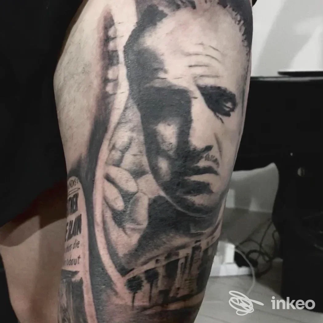 Tatuaggio ritratto realistico in bianco e nero sulla coscia, immagine fornita da Diamond's Tattoo Studio Alatri, Alatri.