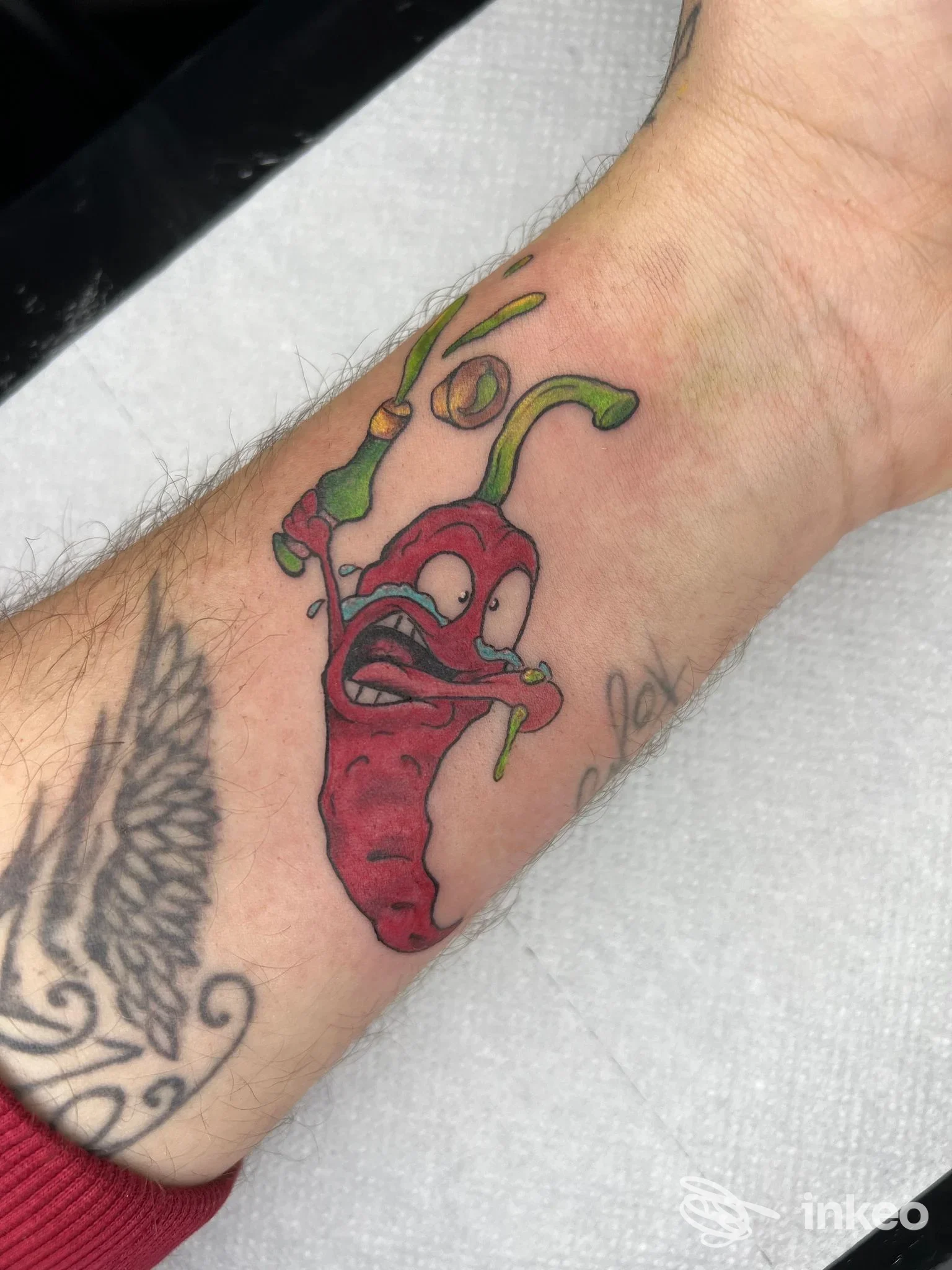Tatuaggio in stile cartoon di un peperoncino sull'avambraccio, realizzato presso Diamond's Tattoo Studio Alatri, Alatri.