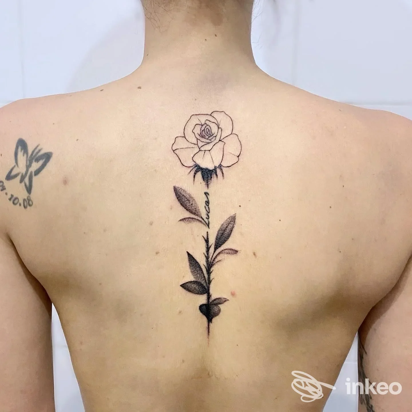 Tatuaggio a rosa verticale lungo la colonna vertebrale, fotografia realizzata per Domus Tattoo, Roma.