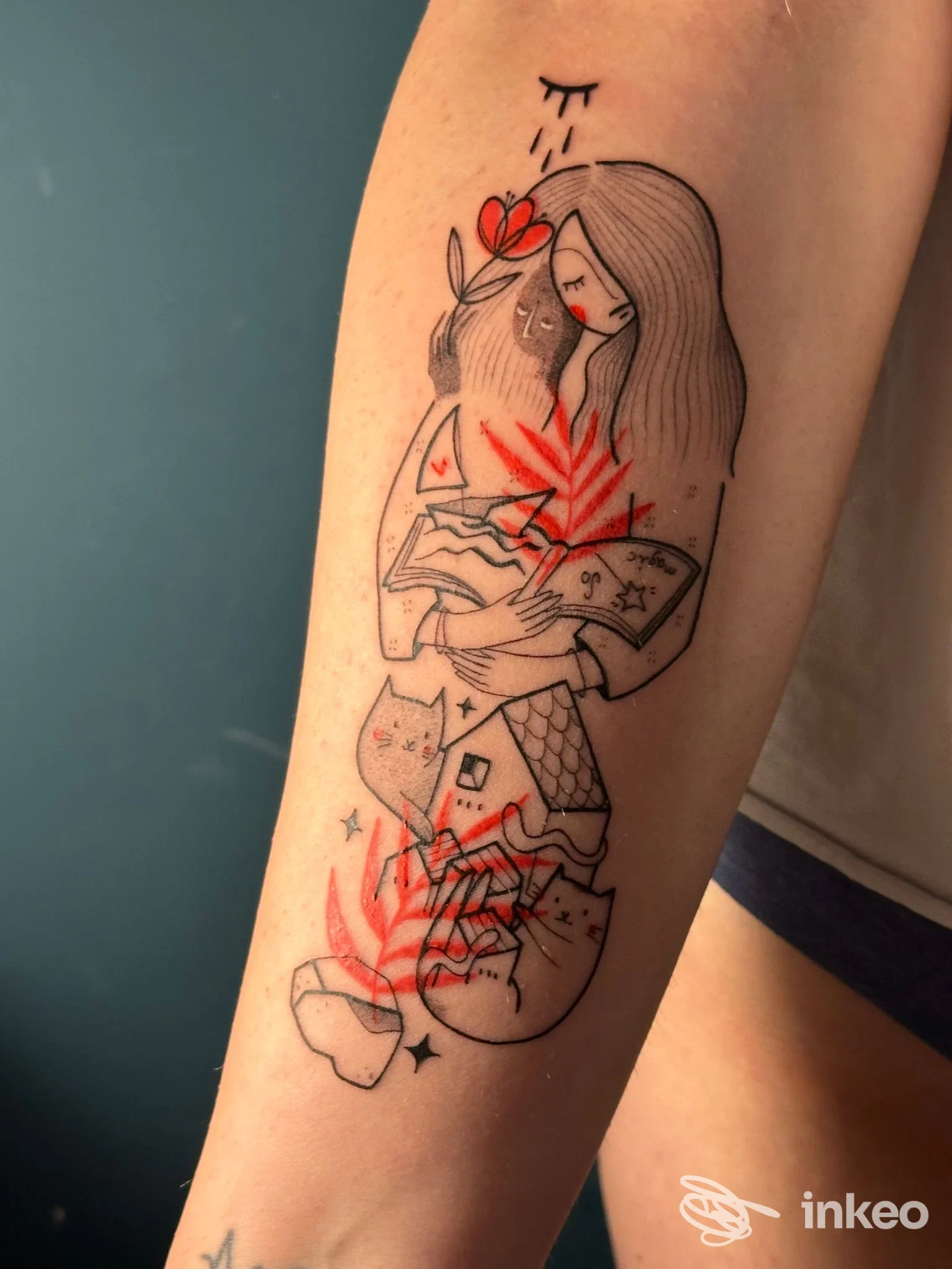 Tatuaggio stilizzato in nero e rosso sull'avambraccio, fotografia per Edamame Tattoo Studio, Roma.