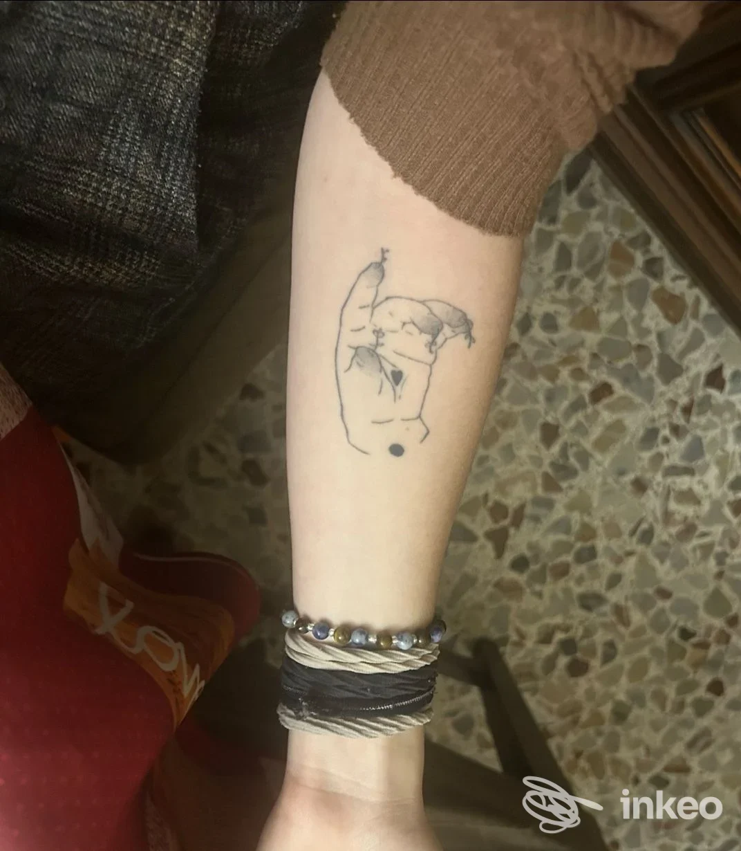 Avambraccio con tatuaggio lineare nero su pelle reale, foto fornita da Edamame Tattoo Studio a Roma.