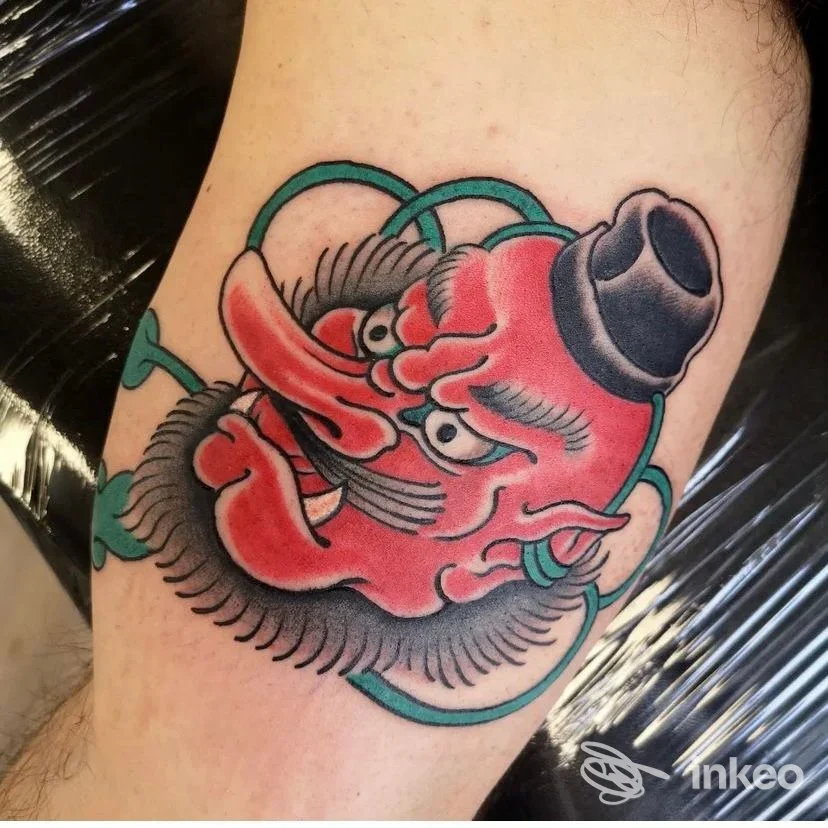 Tatuaggio colorato di una maschera/volto stilizzato sull'avambraccio, foto inviata da Electric Wizard Tattoo, Roma.
