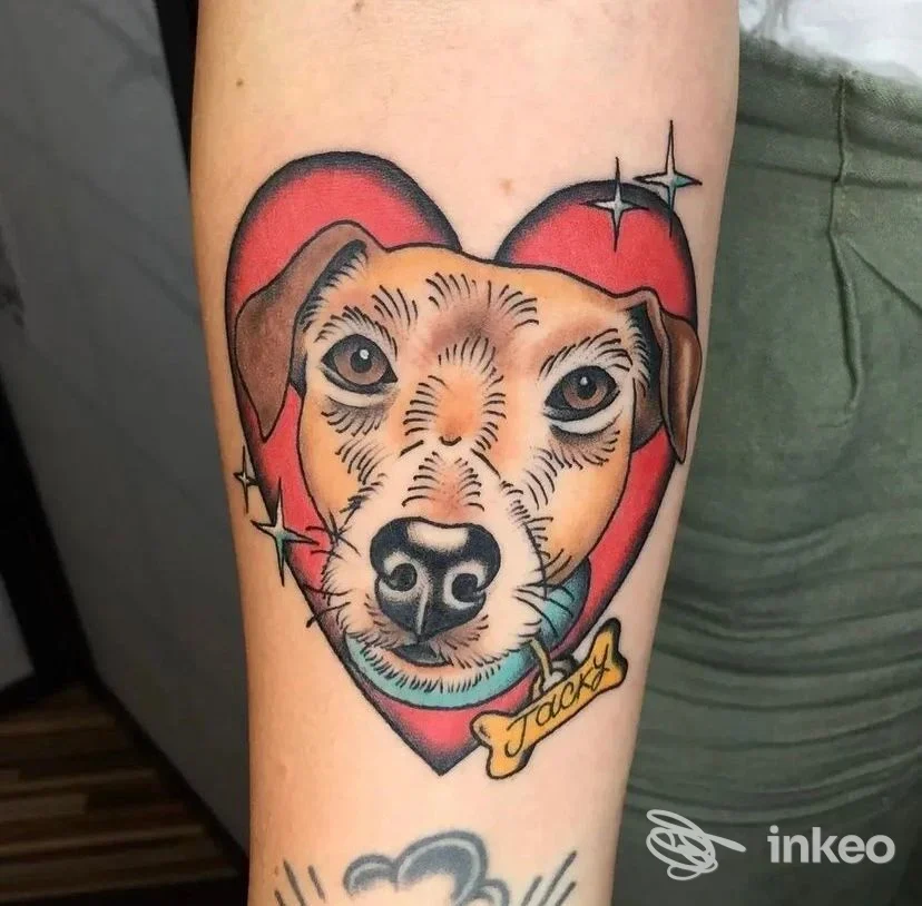 Tatuaggio colorato di un cane dentro un cuore sull'avambraccio, realizzato da Electric Wizard Tattoo a Roma.