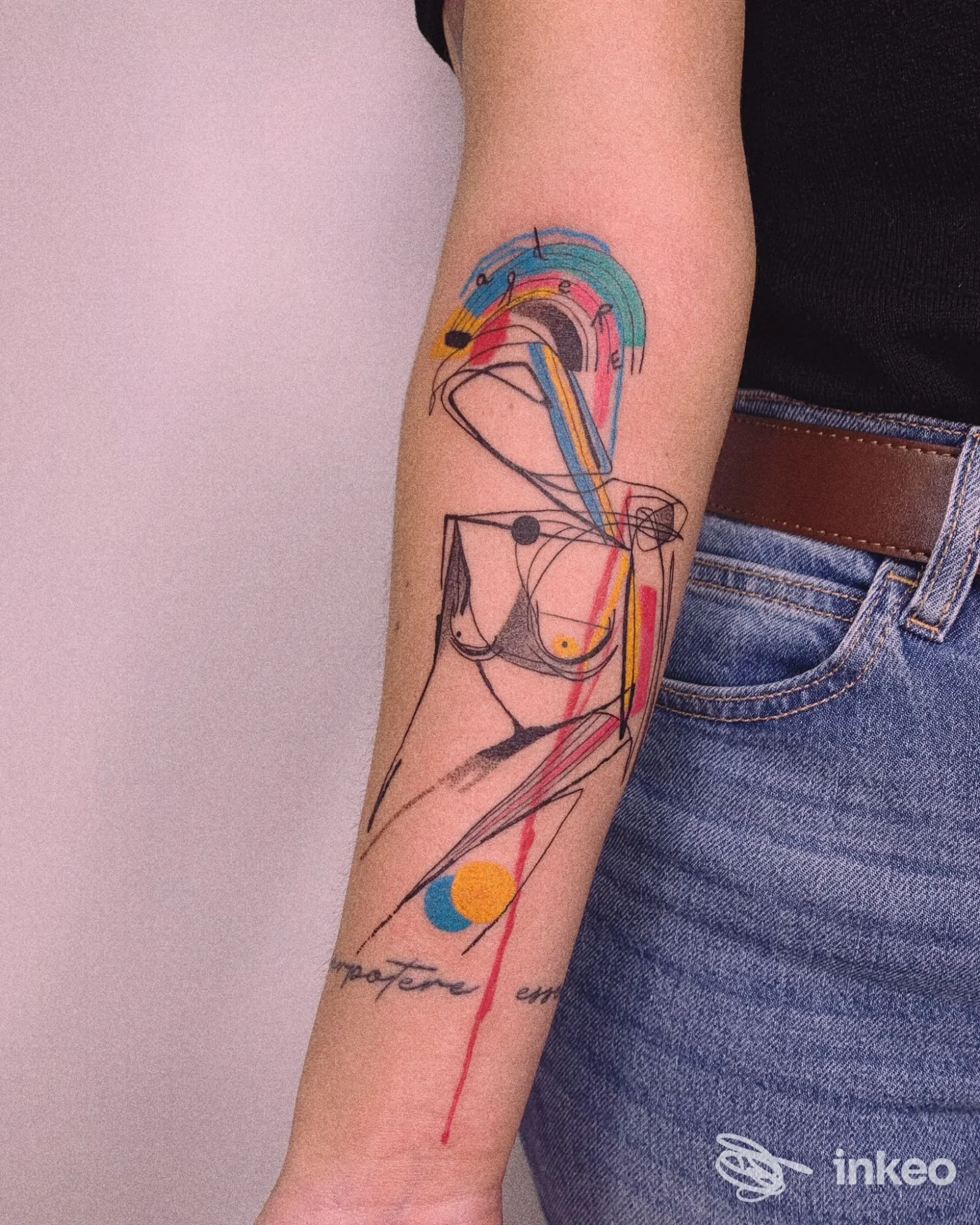 Tatuaggio astratto a colori sull'avambraccio con figura femminile stilizzata, realizzato da Elena Fortuna Tattoo a Roma.