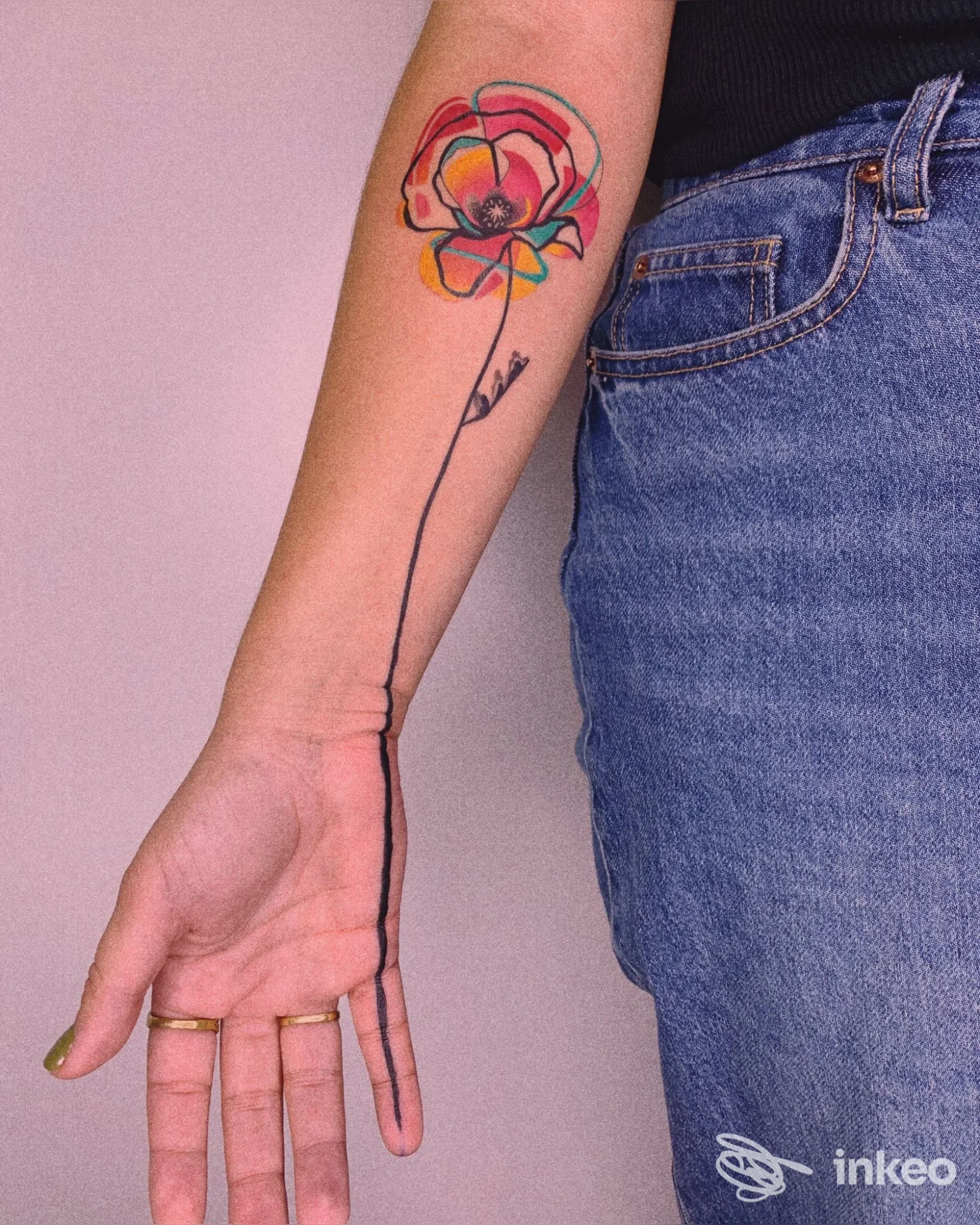 Avambraccio con tatuaggio floreale colorato, scatto per Elena Fortuna Tattoo, Roma.