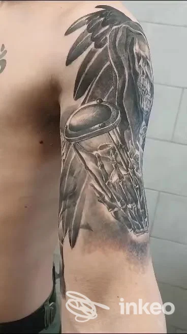 Tatuaggio in bianco e nero su spalla e bicipite, foto inviata da Emme Erre Tattoo Factory Vetralla.