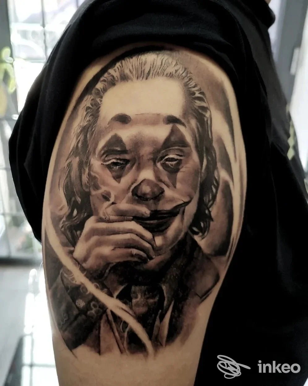 Grande tatuaggio ritratto in bianco e nero sul braccio (spalla) realizzato da Emme Erre Tattoo Factory, Vetralla.