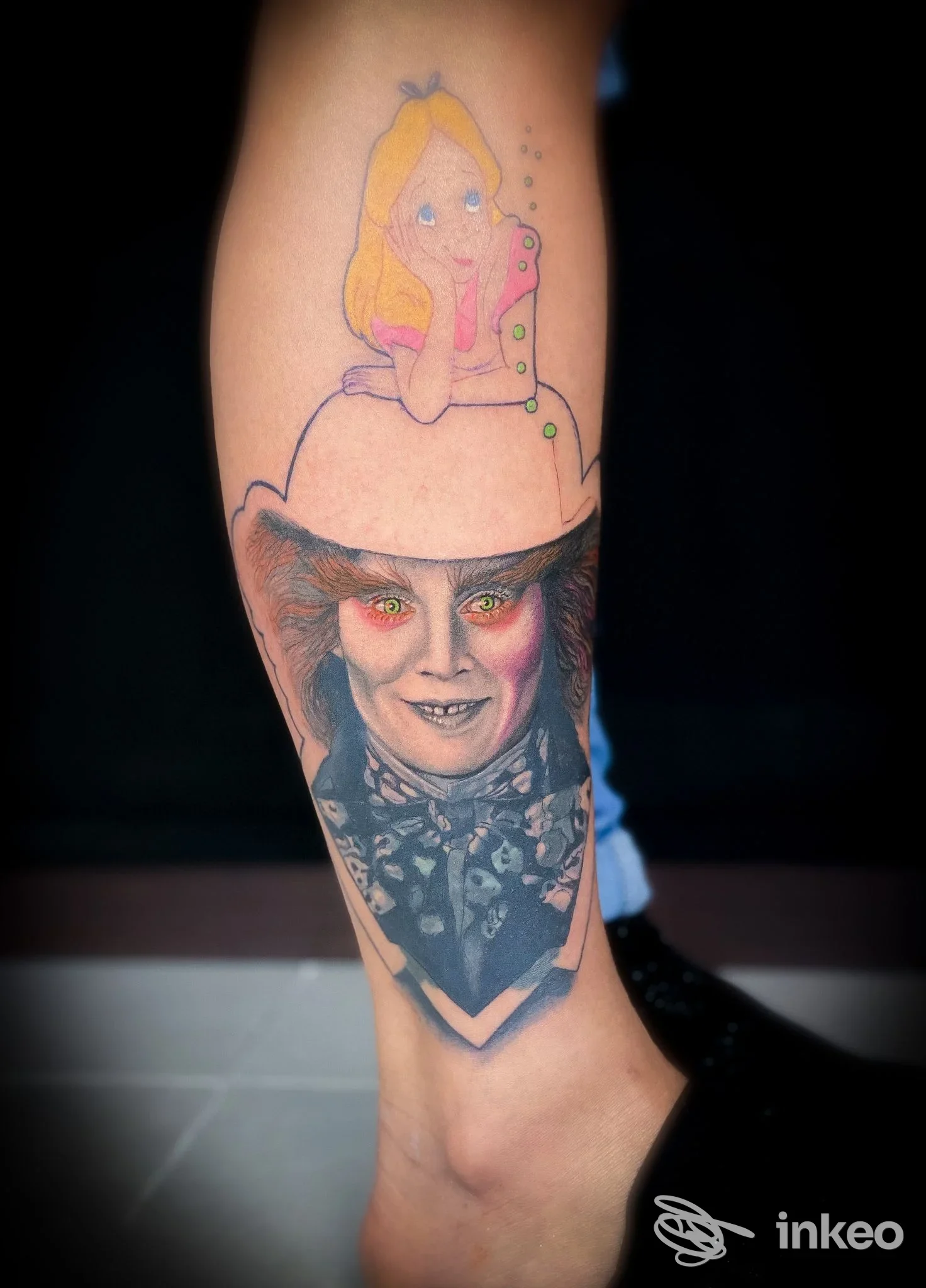 Tatuaggio su polpaccio con volto realistico e figura di bambina in stile cartone, foto fornita da Elisabeth Consoli Tattoo Artist, Latina.