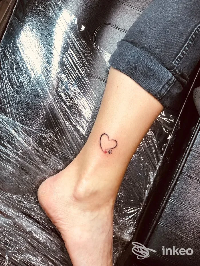Primo piano tatuaggio piccolo a forma di cuore sulla caviglia, foto scattata nello studio Enola Tattoo e Piercing a Pontecorvo.