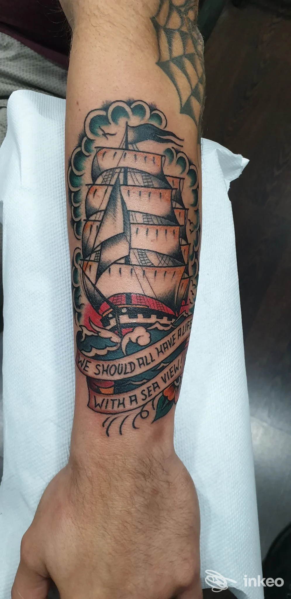 Tatuaggio tradizionale di una nave a vele sull'avambraccio, realizzato da Fu Manchu Tattoo Palestrina a Palestrina.