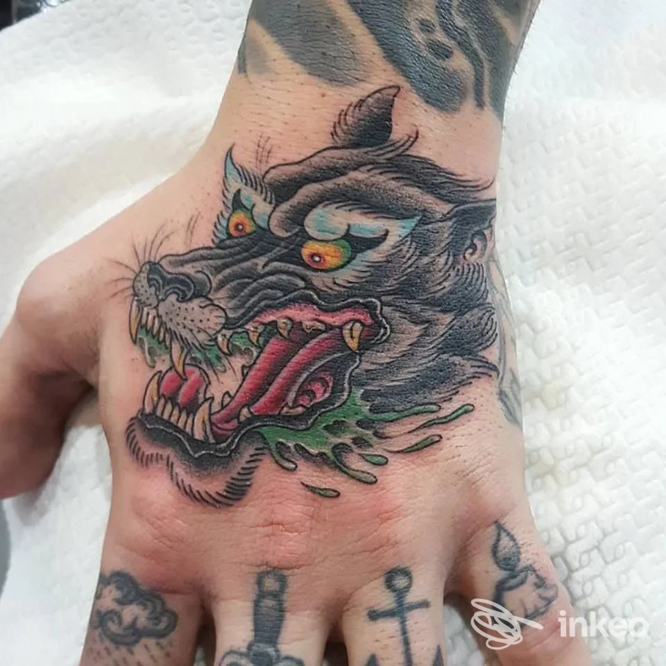 Tatuaggio a colori di una testa di lupo sul dorso della mano, scatto dettagliato — Fu Manchu Tattoo Palestrina, Palestrina.
