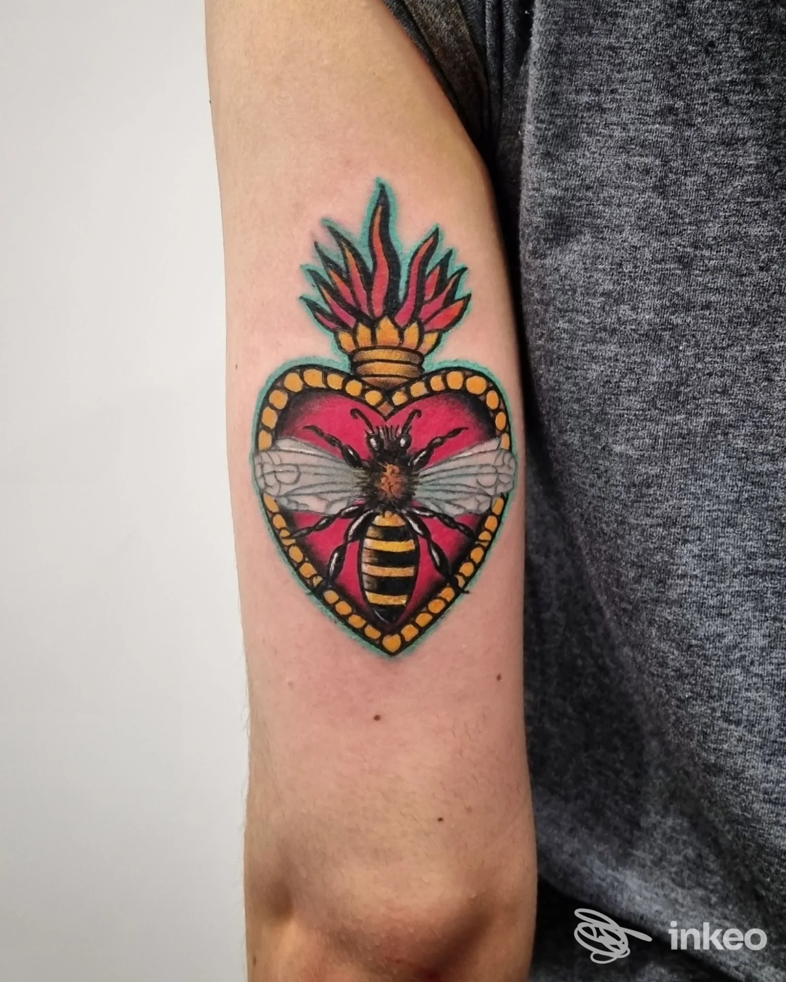 Tatuaggio a colori su avambraccio interno: cuore con ape e fiamma, foto fornita da Family Tattoo Shop, Roma.