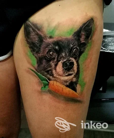 Tatuaggio realistico di cane con carota sulla coscia, Flavio Atzeni Tattoo, Roma.