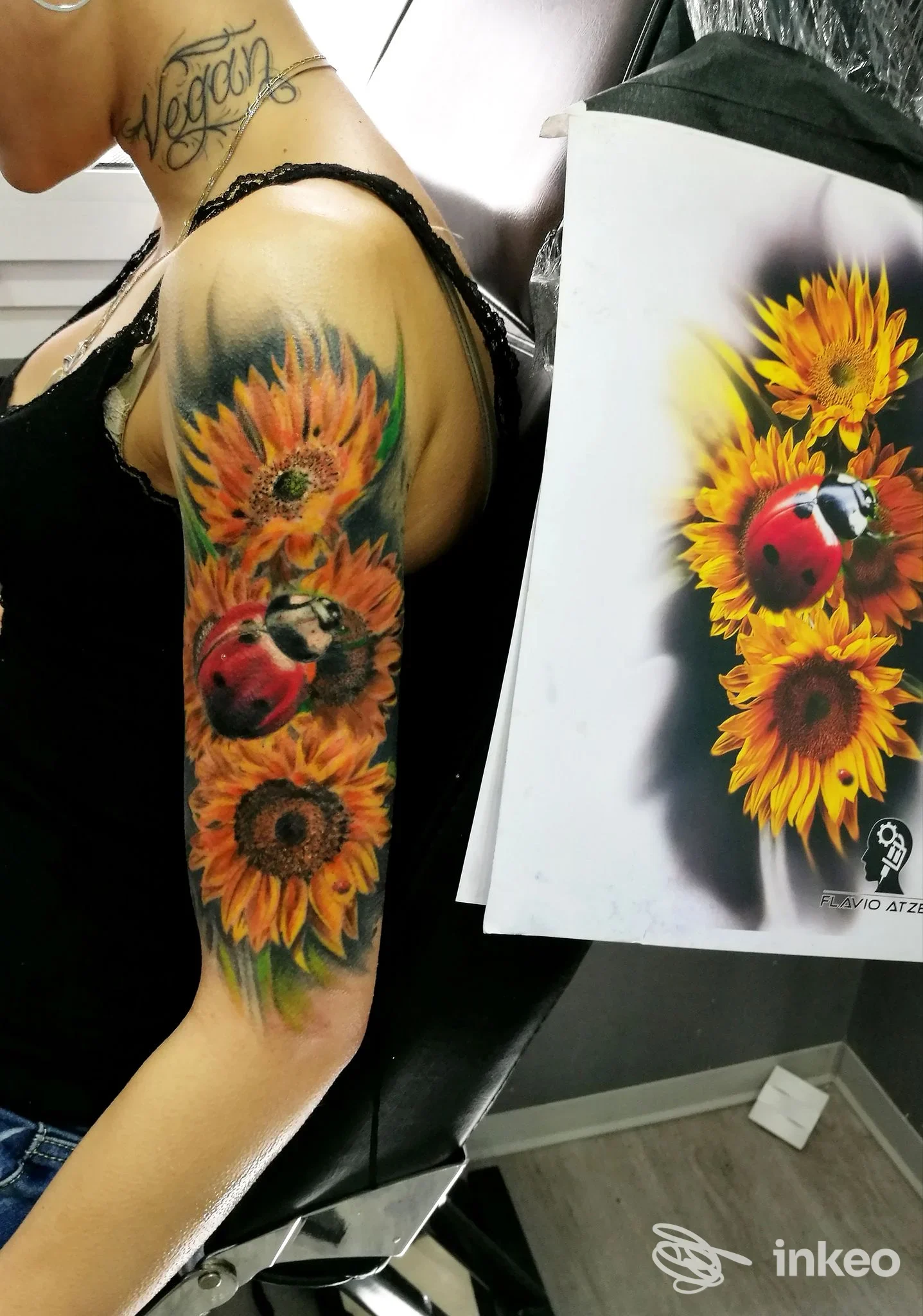 Tatuaggio a colori con girasoli e coccinella sul braccio, foto realizzata da Flavio Atzeni Tattoo a Roma.