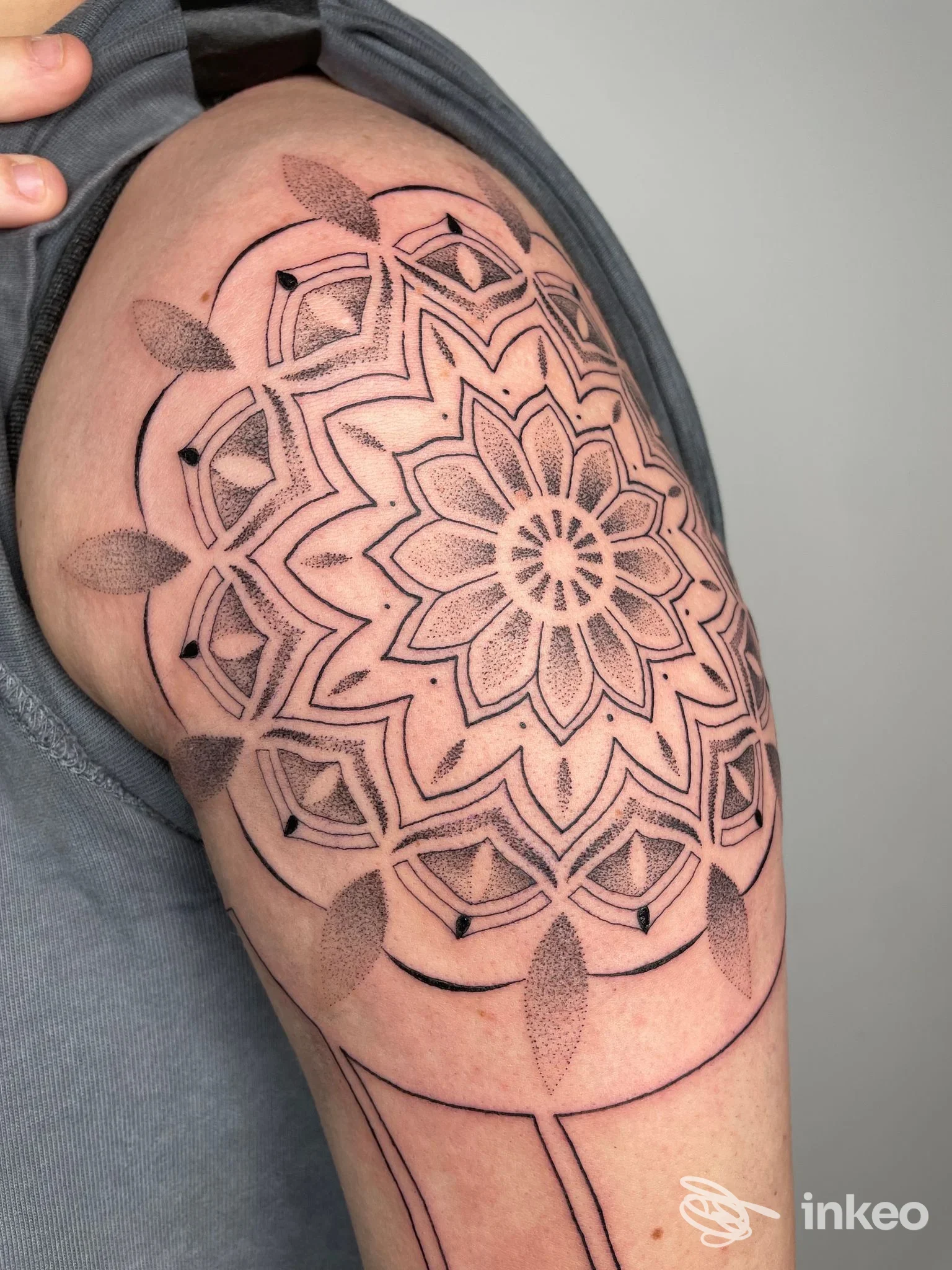 Tatuaggio mandala geometrico a puntinato sulla spalla/alto braccio, Floreiki Tattoo, Roma.