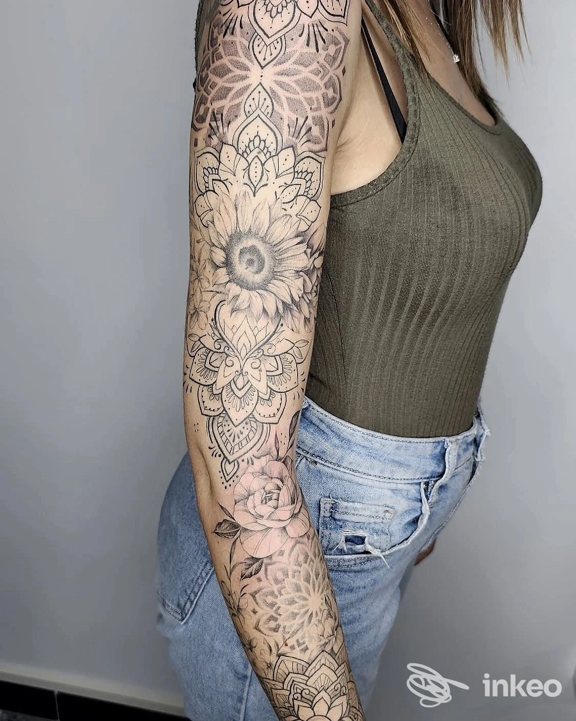 Manica floreale e mandala in nero/grigio sul braccio destro, foto realizzata per Francisco Tattoo Studio di Francesco Policastro a Monte Porzio Catone.