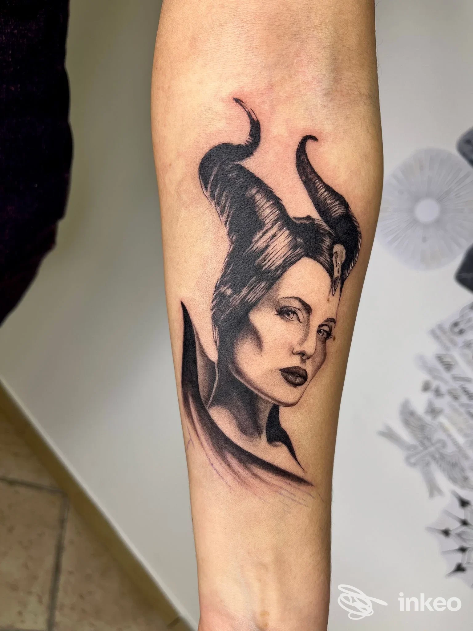 Tatuaggio in bianco e nero sul avambraccio realizzato da Giordano Marinelli Tattoo Studio a Supino, ritratto femminile con corna.