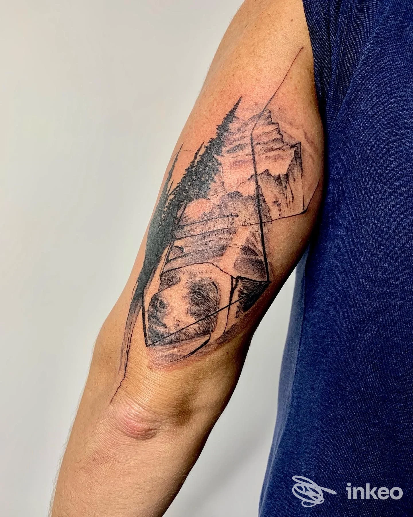 Tatuaggio su braccio con paesaggio e volto di cane, Greyhounds tattoo, Roma.