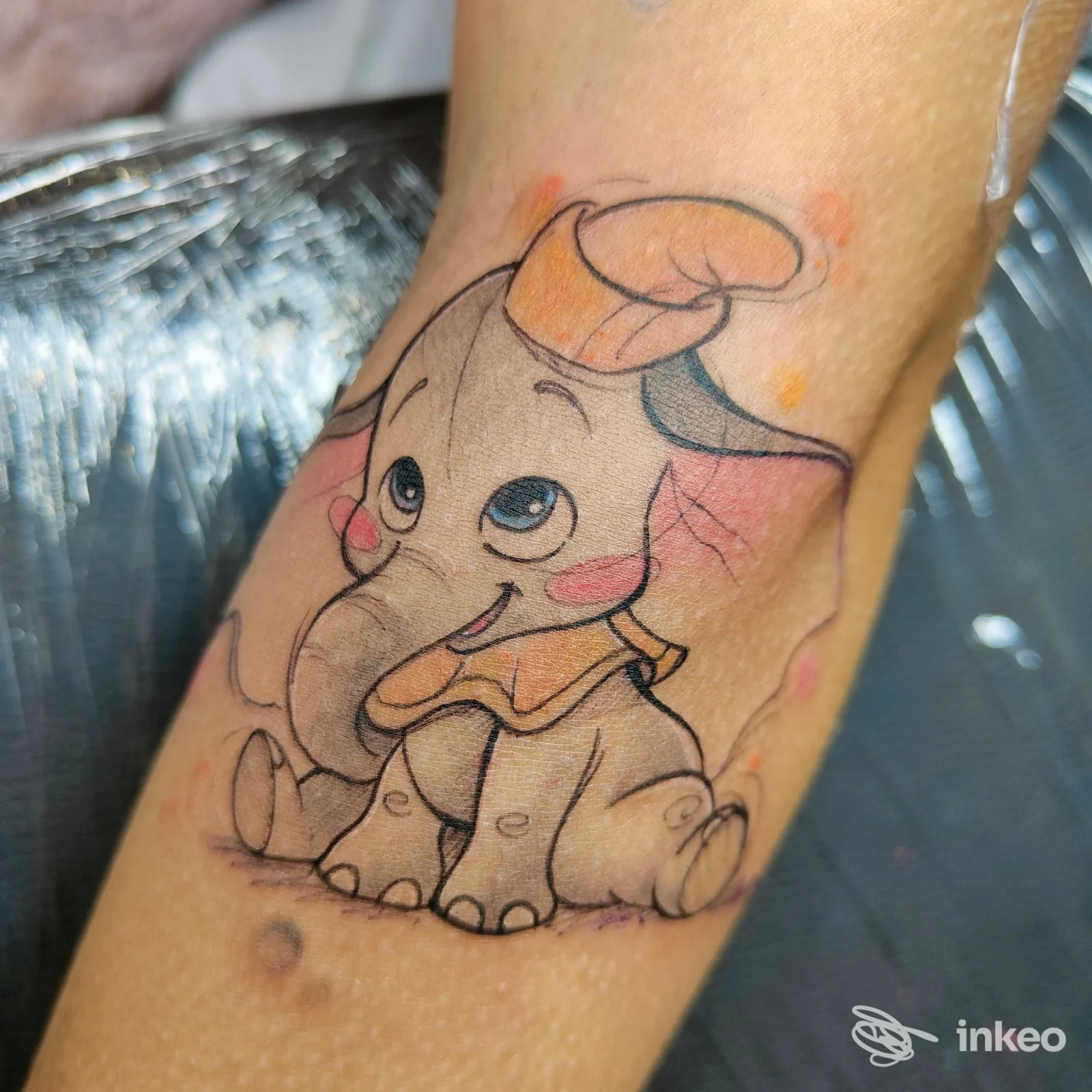 Tatuaggio elefantino in stile cartoon sull'avambraccio, Hey Baby Ink TATTOO & PIERCING, Ferentino.