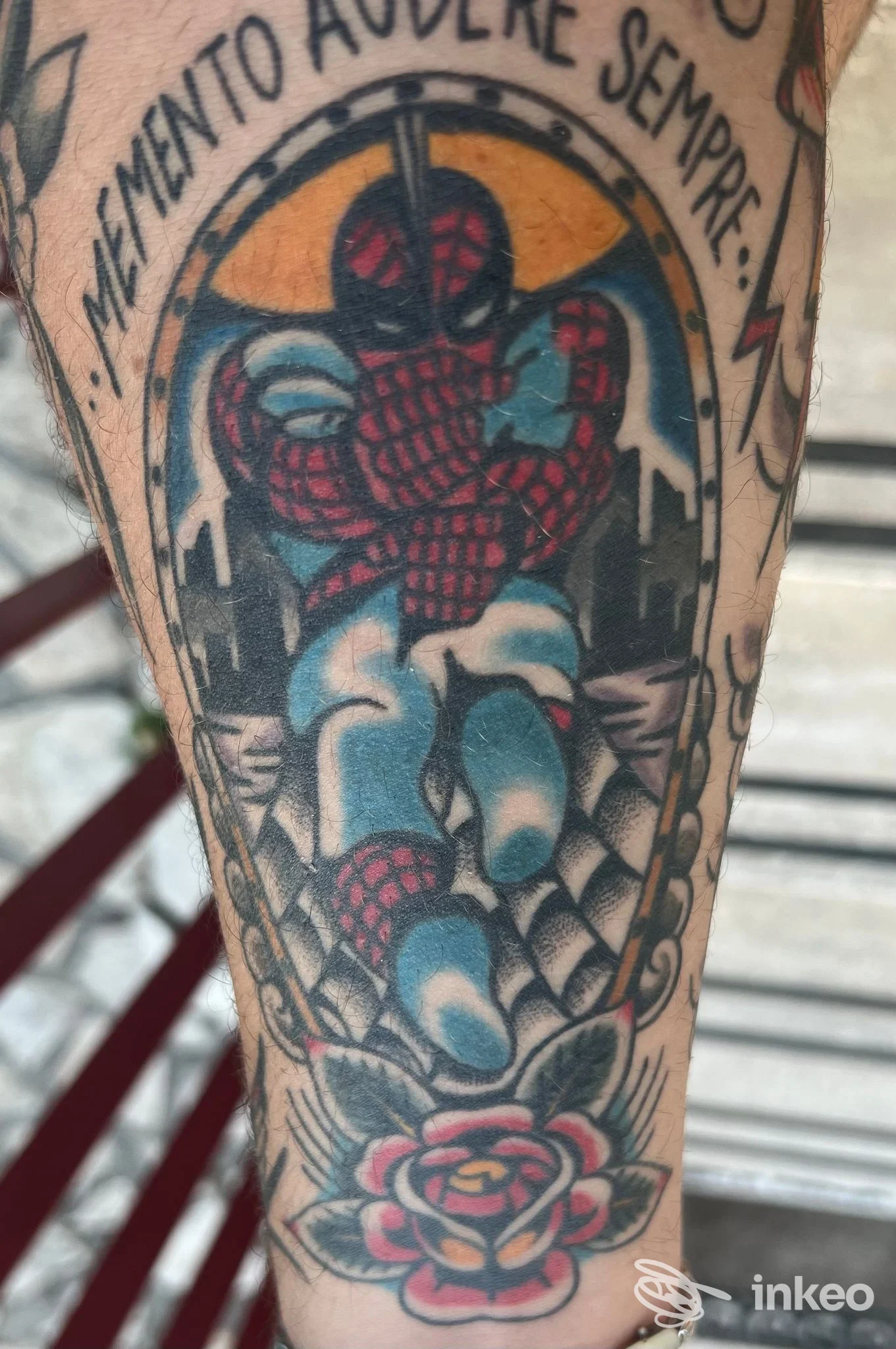 Tatuaggio su avambraccio con figura in stile Spider-man e rosa, foto fornita da Hell Yes tattoo shop, Lido di Ostia.
