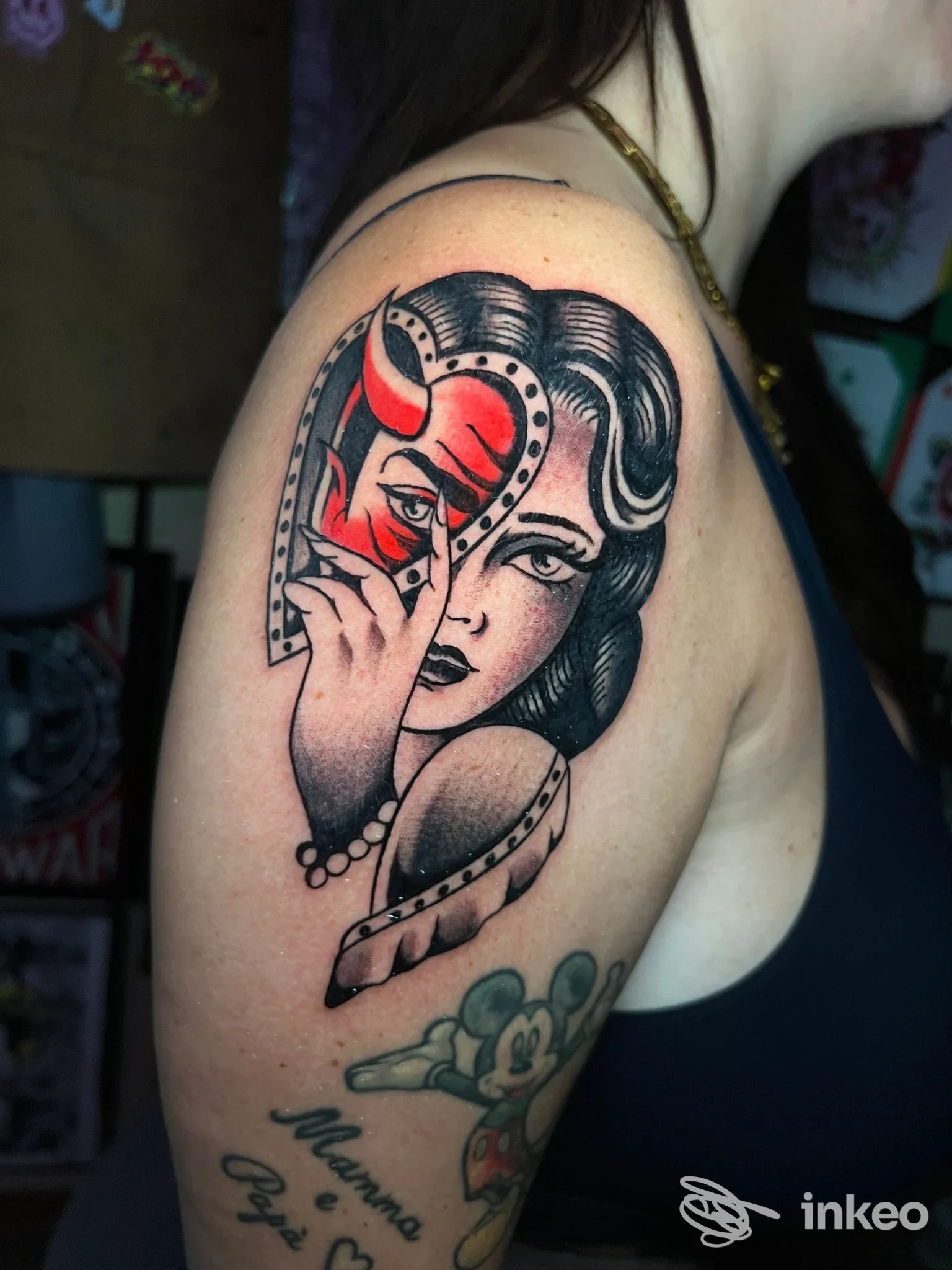 Tatuaggio su spalla con donna che solleva una maschera, Hell Yes tattoo shop, Lido di Ostia.