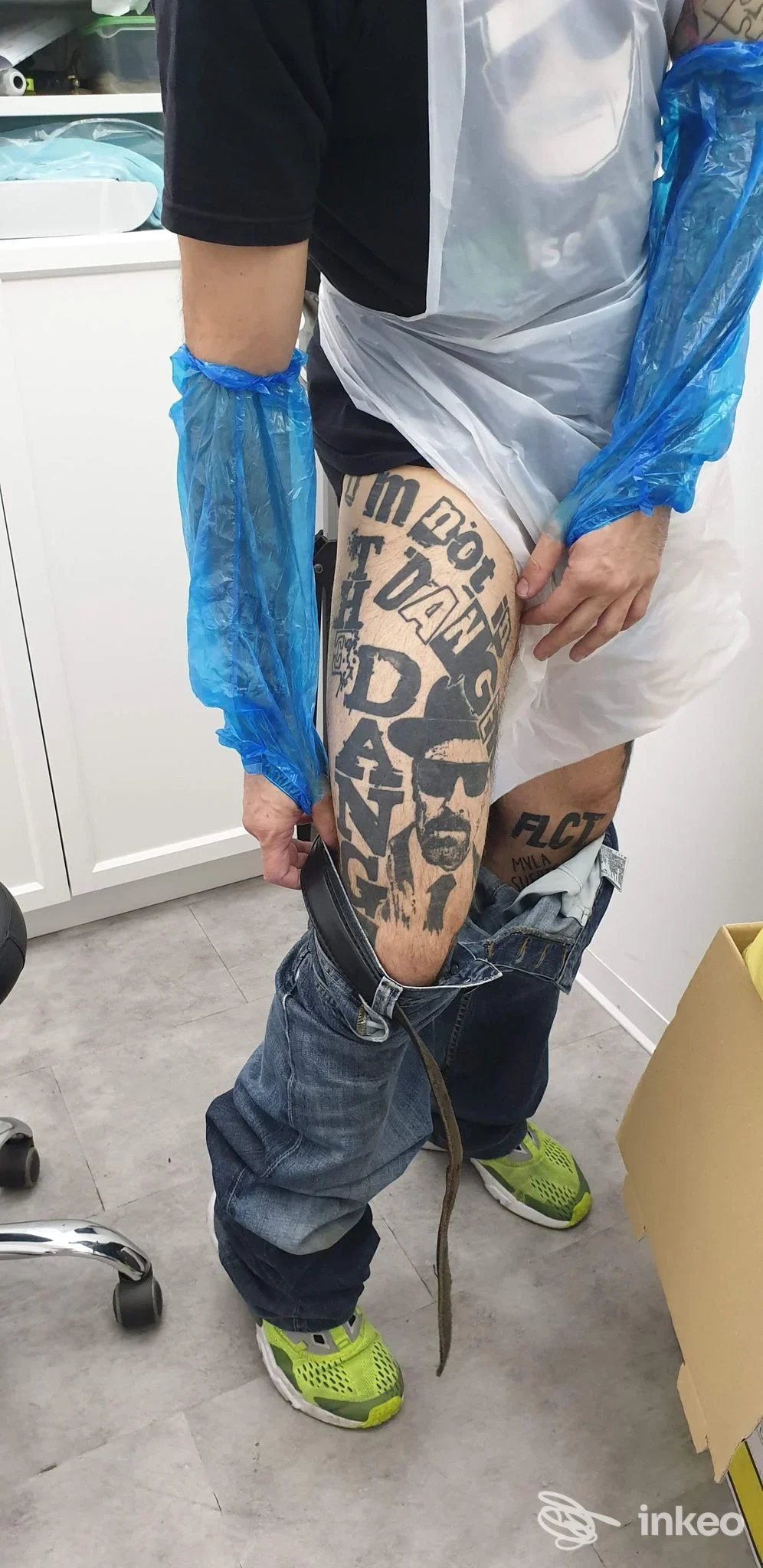 Grande tatuaggio nero sulla coscia di una persona nello studio Hannibal Tattoo a Roma, foto frontale che mostra il lavoro sul corpo.