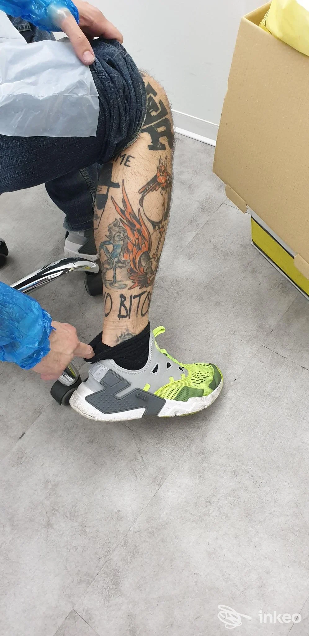 Polpaccio tatuato di un cliente con vari disegni, foto fornita da Hannibal Tattoo, Roma.