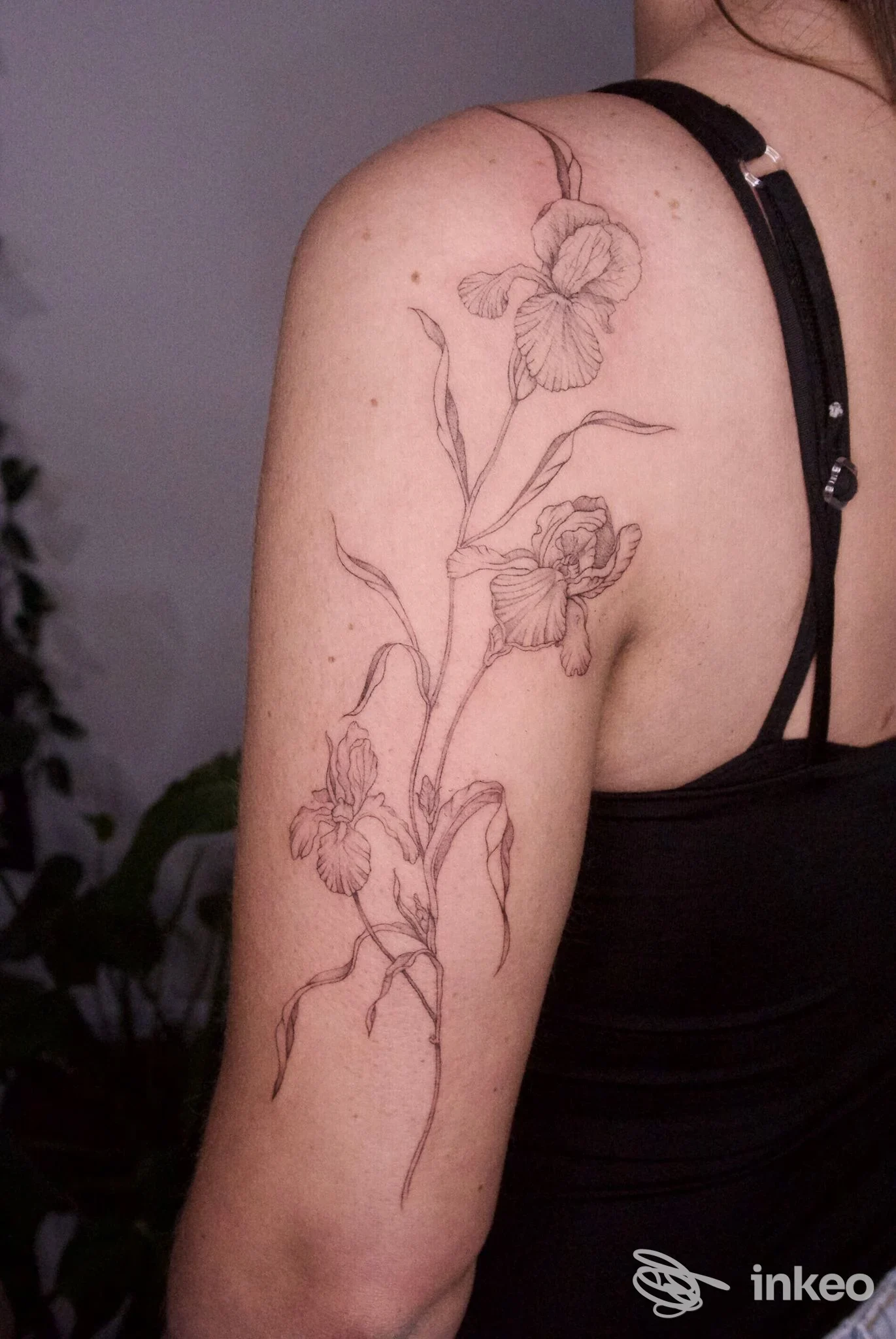Tatuaggio floreale lineare sul braccio superiore, foto di Julia Tattoo Lab a Grottaferrata.