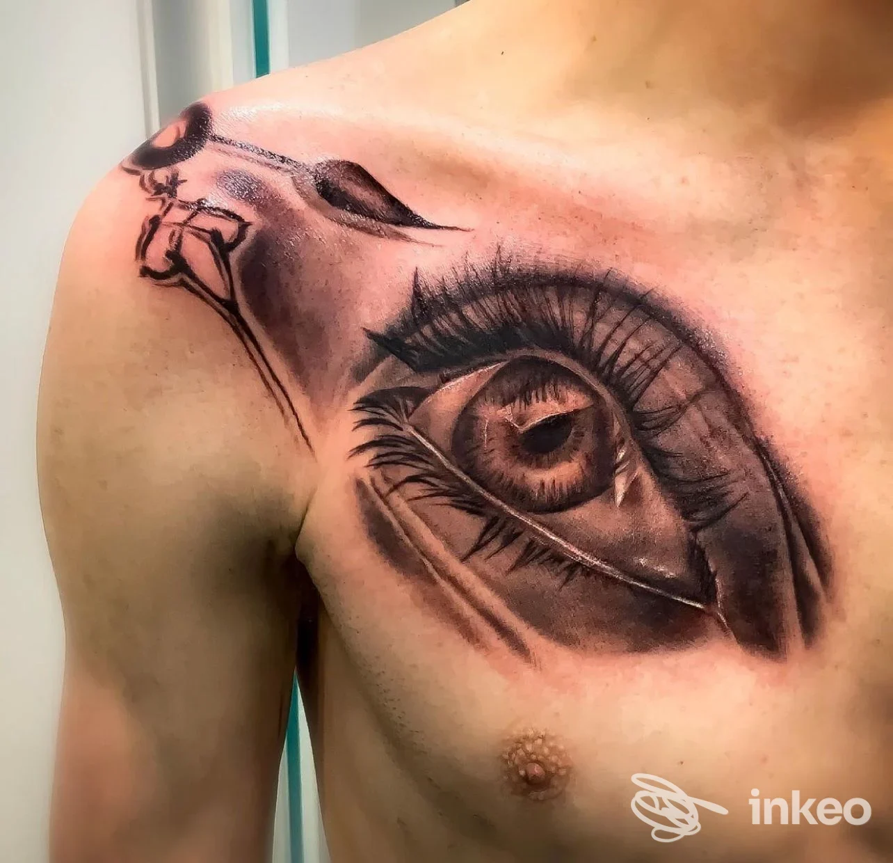 Tatuaggio realistico di un grande occhio sul petto e spalla, lavoro fotografato da K-TATTOO, Roma.