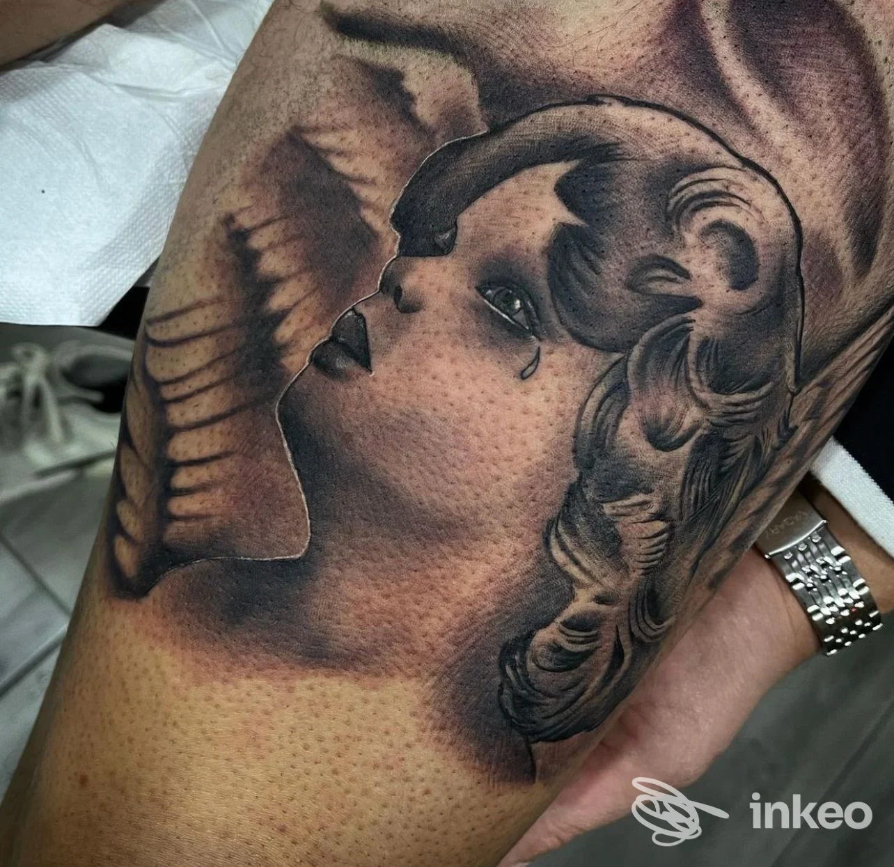 Dettaglio di un tatuaggio black & grey a volto piangente sull'avambraccio, foto fornita da K-TATTOO, Roma.