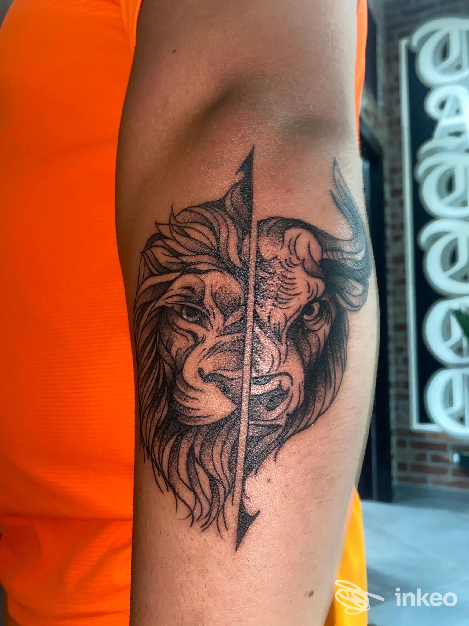 Tatuaggio in bianco e nero metà leone metà toro sull'avambraccio, Healthy Mind Tattoo, Piedimonte San Germano.