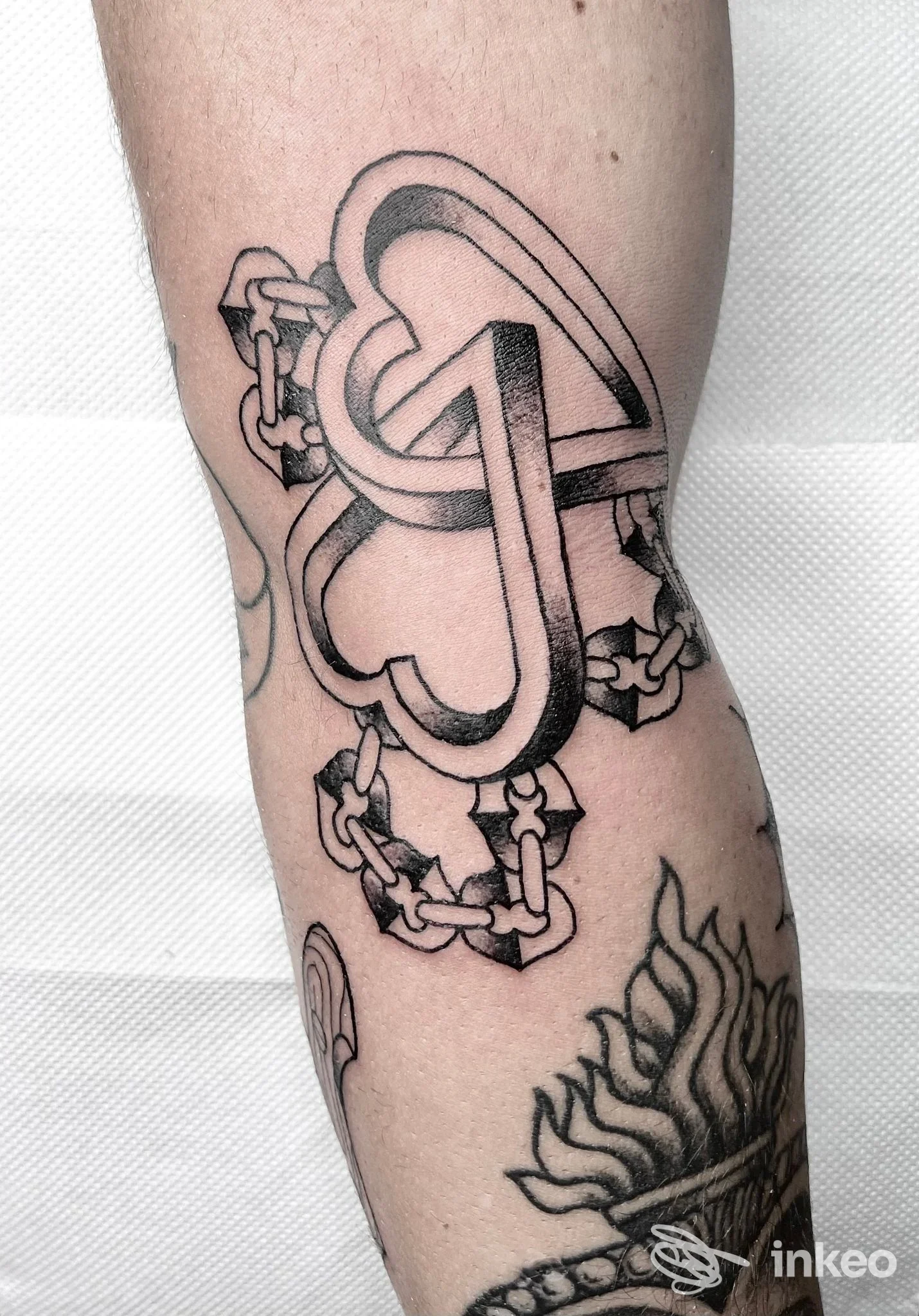 Tatuaggio blackwork a forma di cuore intrecciato e catene su avambraccio, foto per Healthy Mind Tattoo, Piedimonte San Germano.