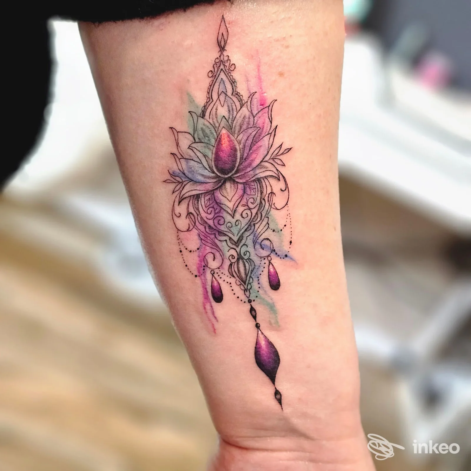 Tatuaggio ornamentale a forma di loto sull'avambraccio, eseguito presso INKancellabile Studio Tattoo - Piercing - Trucco Semipermanente - Microblading a Velletri.